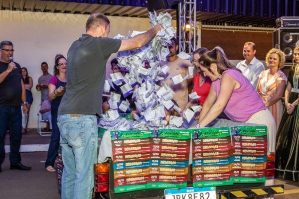 Campanha distribui 200 mil cautelas entre clientes em Marques de Souza