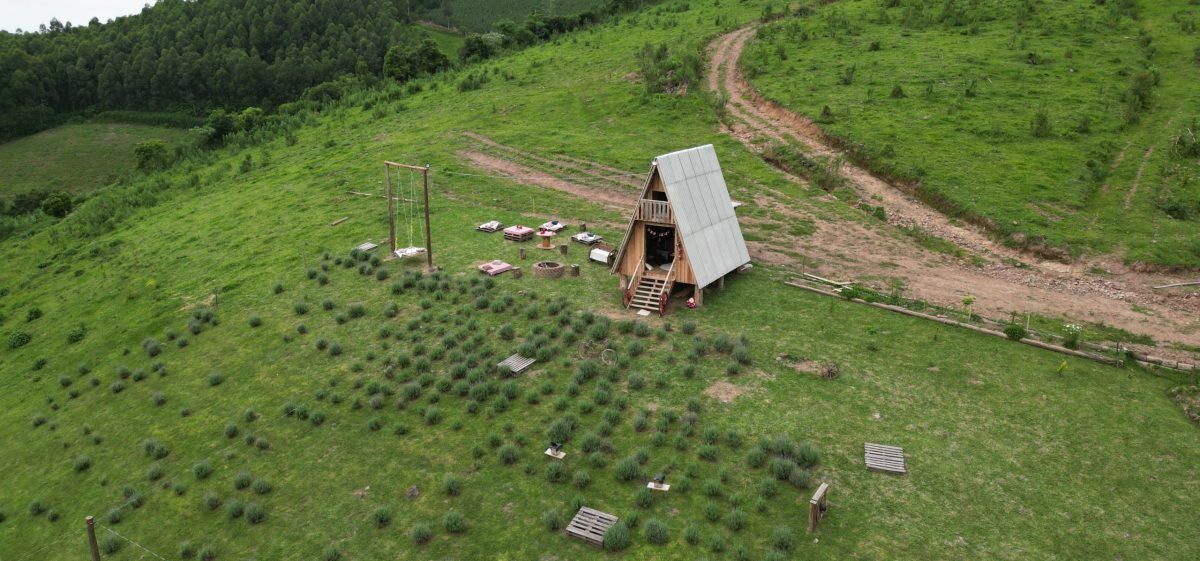 Sítio oferece hospedagem em cabana, balanço gigante e bolachas com receita da vó