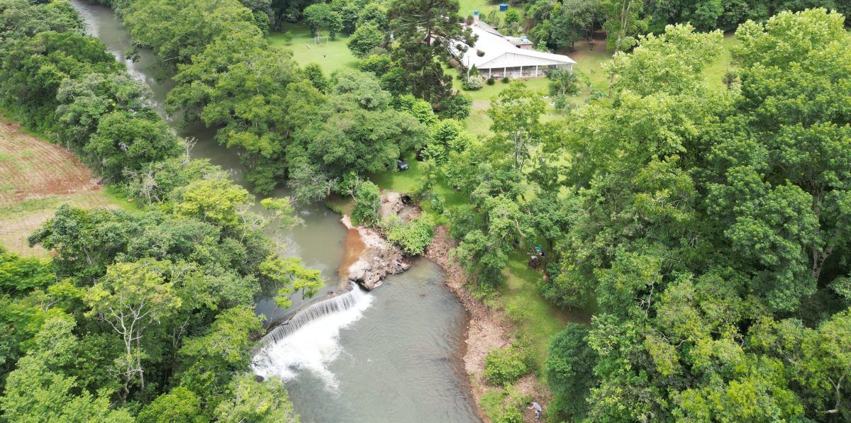 Às margens de antiga represa, Camping Decker oferece estrutura completa ao veraneio