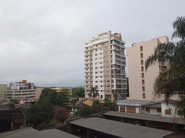 Domingo começa com chuva fraca na região e sol retorna à tarde
