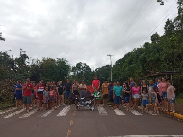 Moradores protestam contra falta de energia em Cruzeiro do Sul