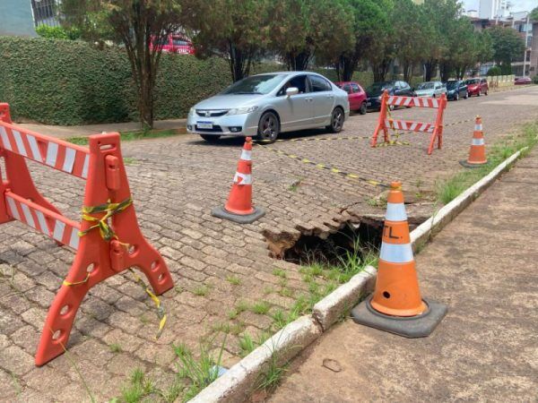 Pavimentação cede na avenida Décio Martins Costa, em Lajeado