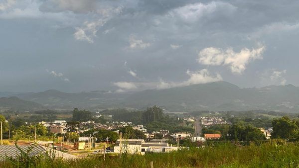 Chuva deve retornar ao Vale nesta terça