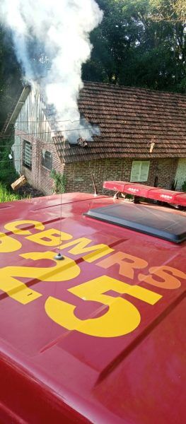 Casa é atingida por incêndio em Estrela