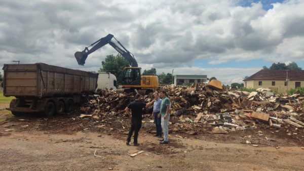 Arroio do Meio inicia retirada de entulhos da enchente