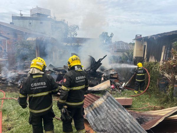 Casa é destruída pelo fogo em Lajeado