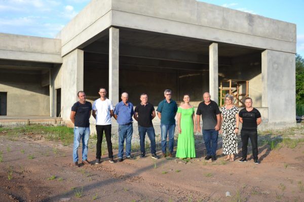 Vereadores de Paverama visitam obras do novo prédio da Câmara