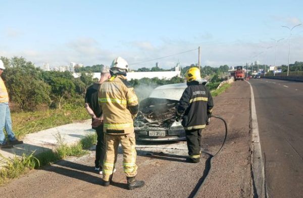 Veículo pega fogo próximo a Ponte sobre Rio Taquari