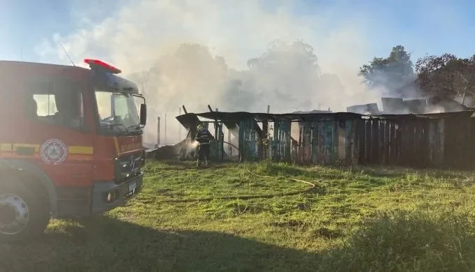 Galpão de hotelaria de cavalos é destruído pelo fogo em Lajeado