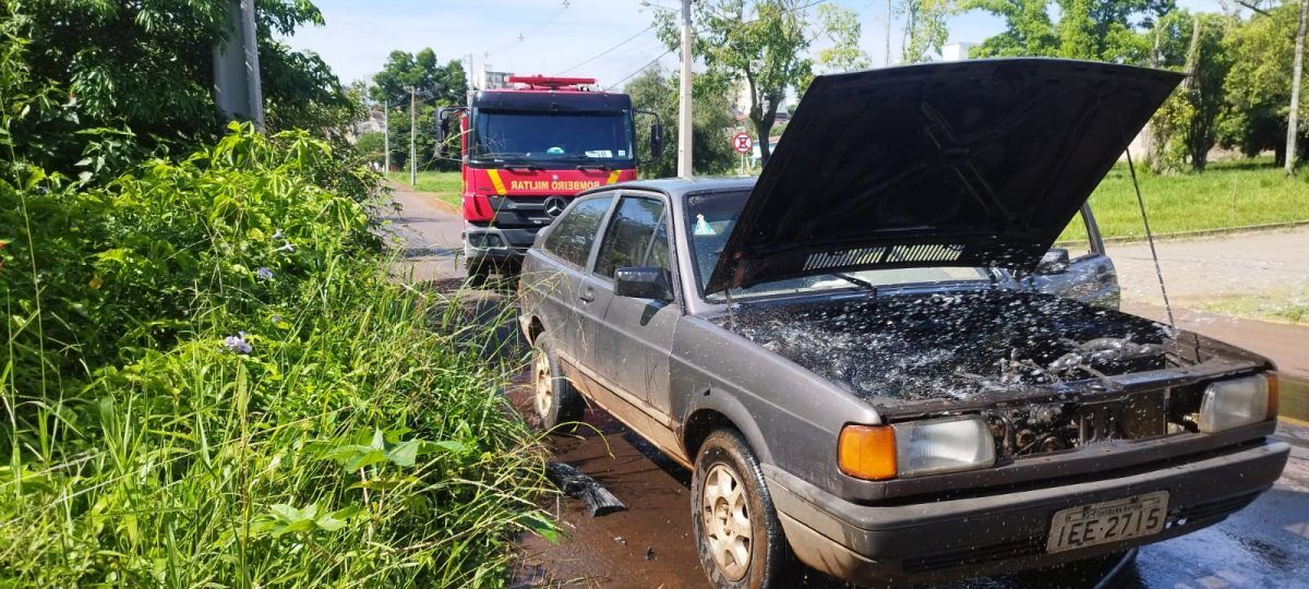 Carro pega fogo no bairro Montanha em Lajeado