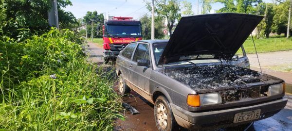 Carro pega fogo no bairro Montanha em Lajeado