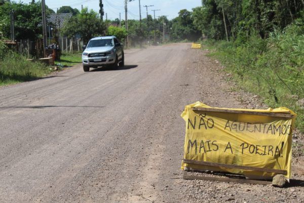 Moradores do Bom Pastor instalam placas e pedem ação na rua Hermes Jaeger