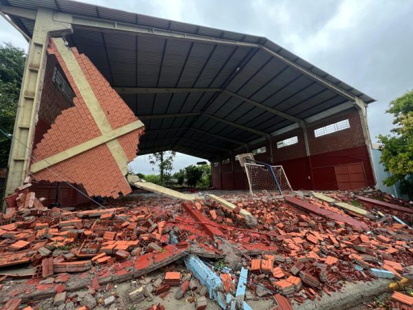 Temporal destelha casas e ginásio de escola em Conventos