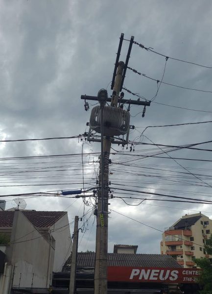 Poste ameaça cair no bairro Florestal, em Lajeado