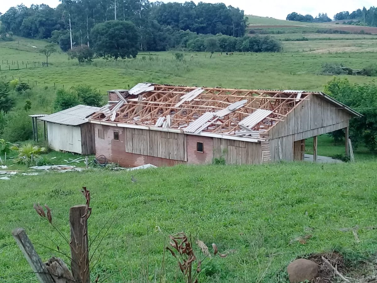 Mais de 50 casas atingidas pelo temporal em Mato Leitão