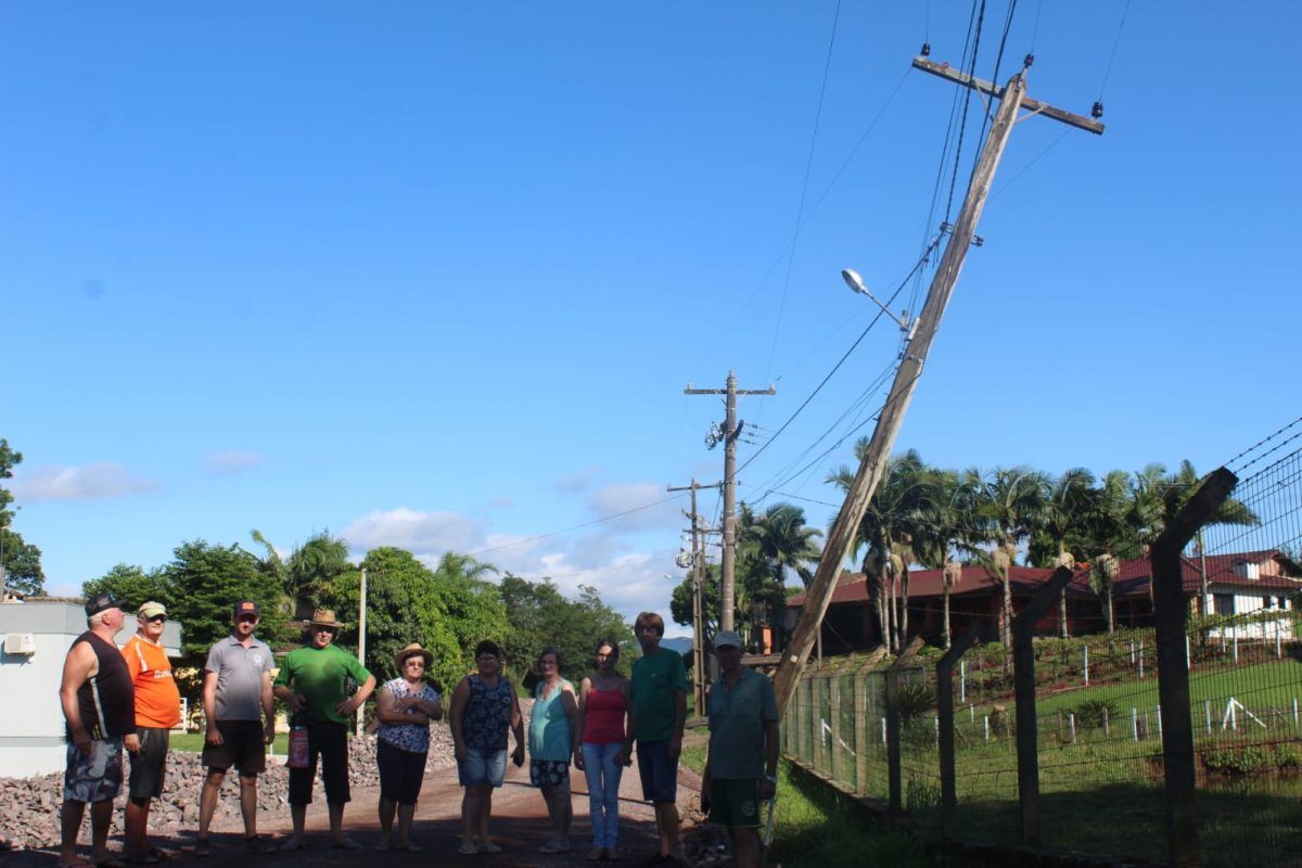 Sem luz há 60h, moradores de Forqueta protestam