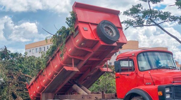 Entulhos oriundos do temporal são retirados das ruas de Venâncio Aires