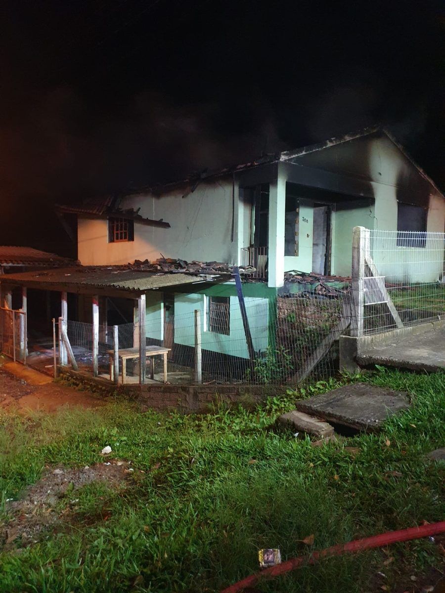 Incêndio destrói segundo andar de casa em Arroio do Meio