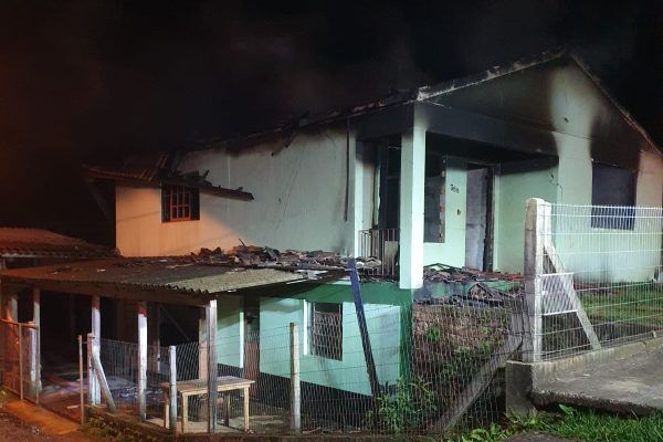 Incêndio destrói segundo andar de casa em Arroio do Meio