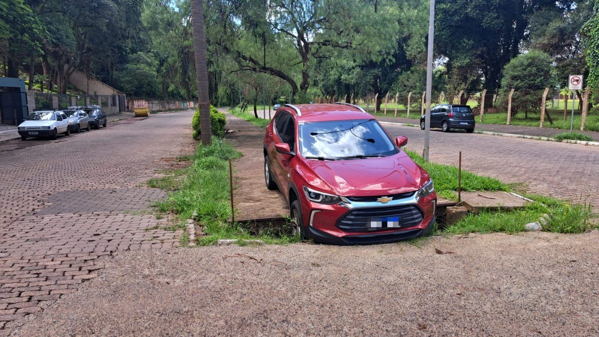 Carro cai em bueiro no “Valão”, em Lajeado