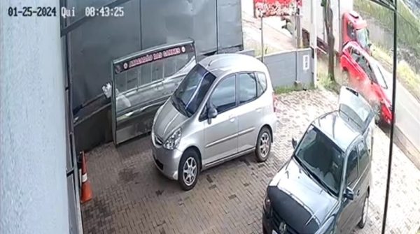 VÍDEO: Motorista sai de carro e escapa de colisão em Lajeado
