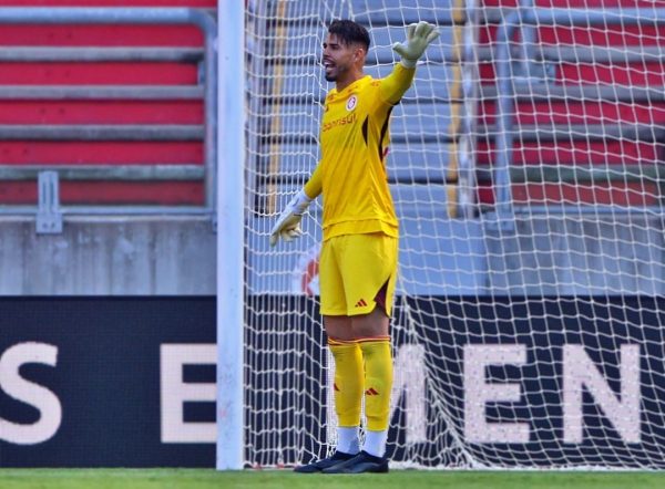 Goleiro Ivan rompe ligamento do joelho na estreia pelo Inter