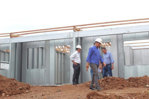 Secretário estadual acompanha construção de casas provisórias na região
