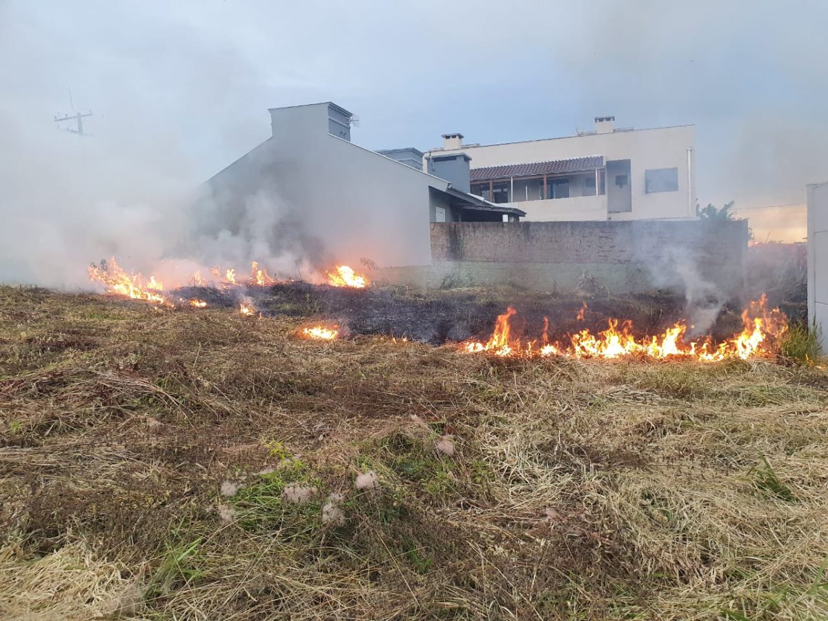 Bombeiros combatem fogo em terreno no Bom Pastor, em Lajeado