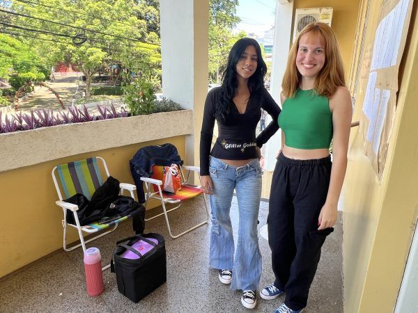 Famílias fazem fila na frente de escolas para garantir vagas em escolas estaduais