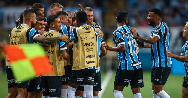 Grêmio vence Juventude e assume liderança do Gauchão