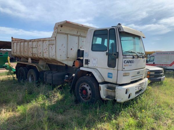 Prefeitura de Venâncio Aires leiloa desde pneus novos a retroescavadeiras