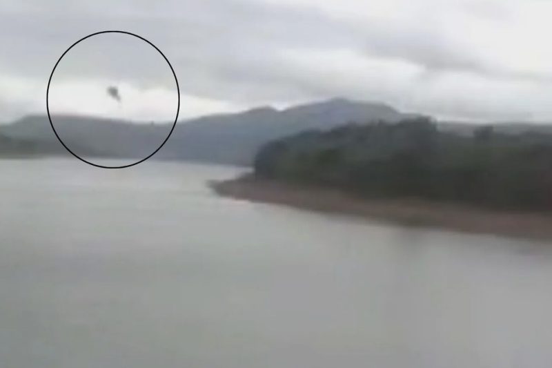 Helicóptero cai em lago de Capitólio e deixa três feridos