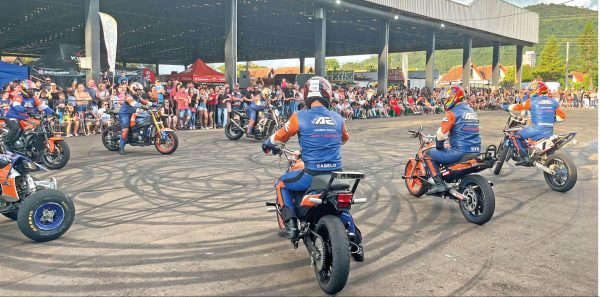 Paixão em duas rodas: encontro mobiliza milhares de motociclistas