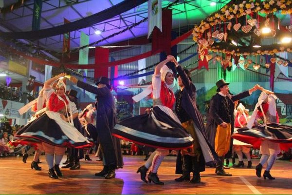 Grupos de danças folclóricas de Estrela desfilam no Carnaval de Porto Alegre