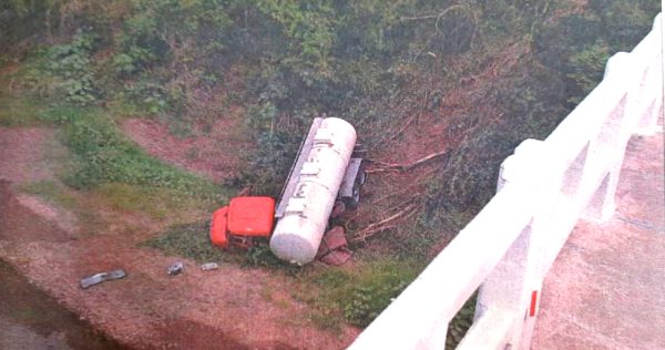 Há 20 anos: caminhão de leite cai de barranco no Rio Forquetinha