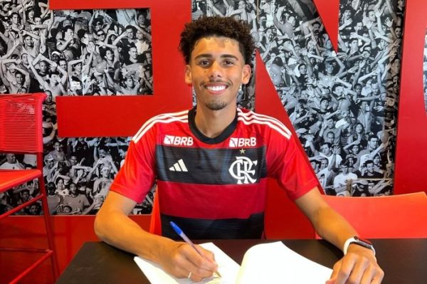 Zagueiro da base deixa o Grêmio e assina com o Flamengo