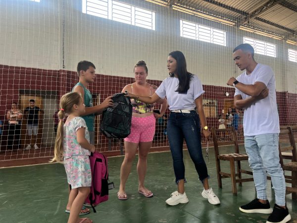 Crianças do Santo Antônio, em Lajeado, recebem kits de material escolar