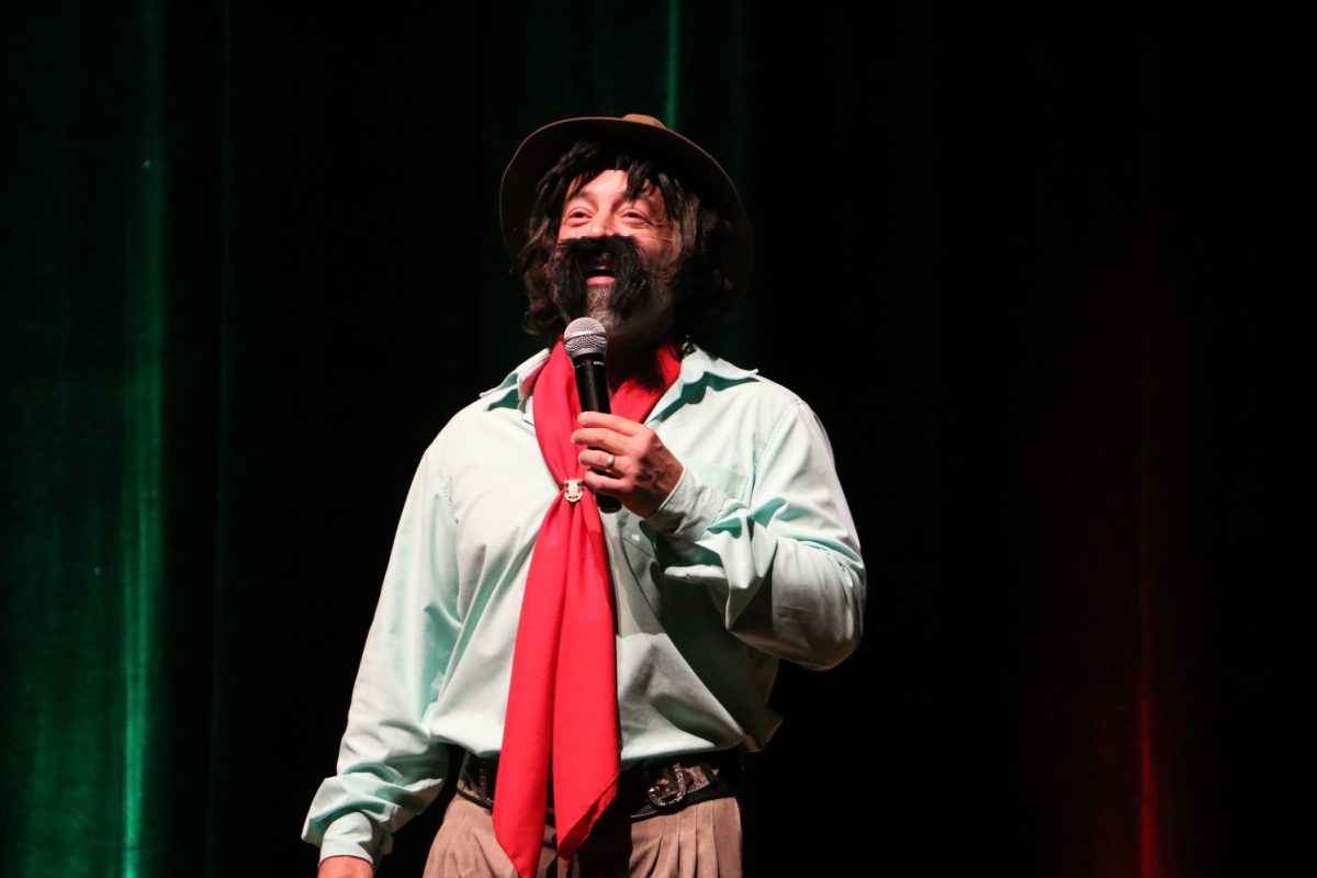 Cris Pereira apresenta “Gaudêncio em Busca do Piá Raiz” no Teatro Univates