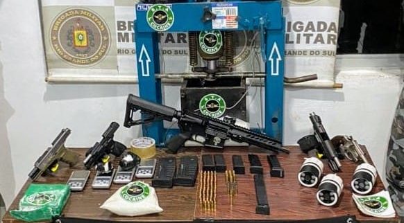 BM prende dois homens e apreende armas e drogas em Lajeado