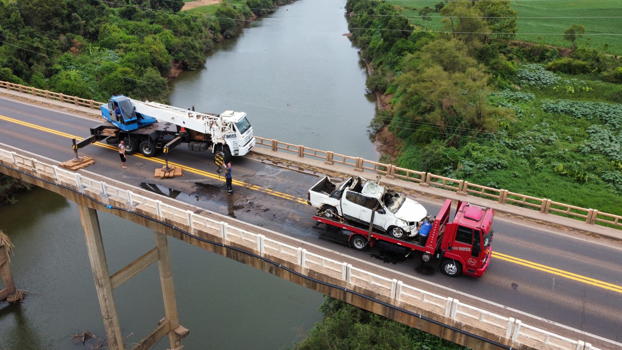 Água baixa e possibilita remoção de caminhonete do Rio Forqueta