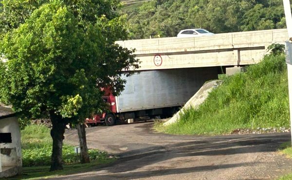 Caminhão tranca em viaduto e deixa Marques de Souza sem acesso