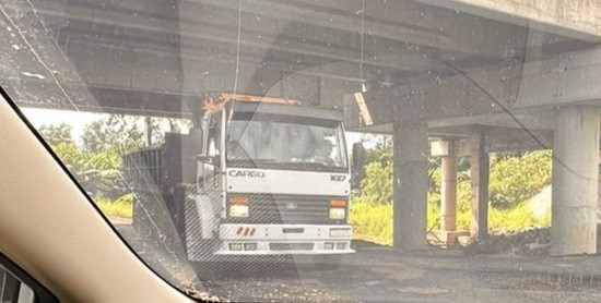Caminhão volta a entalar em viaduto de Marques de Souza