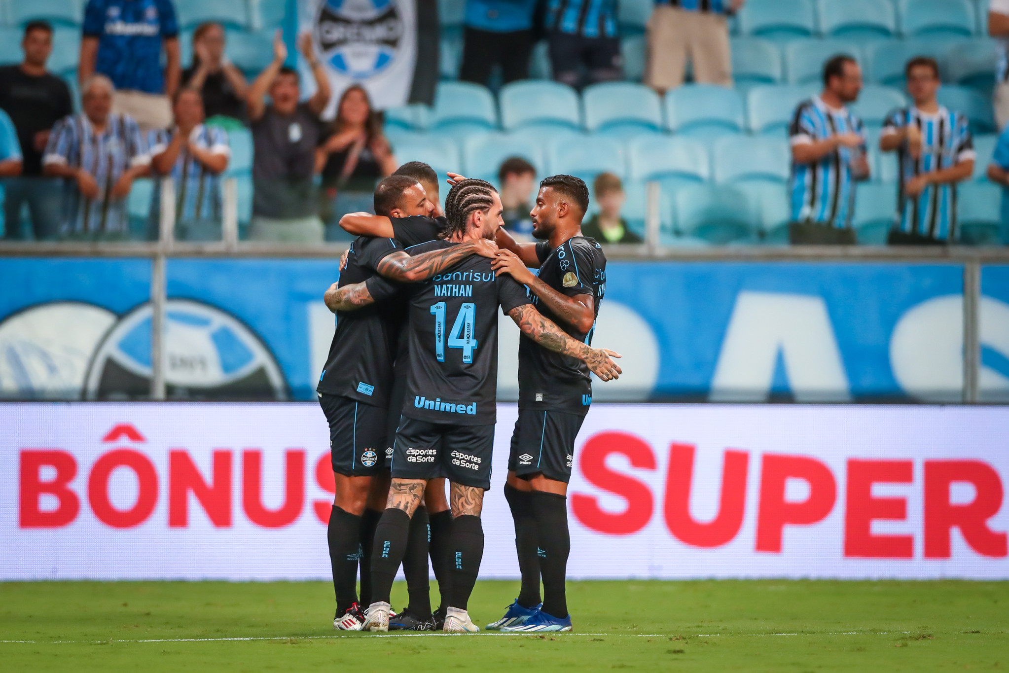 Grêmio vence Novo Hamburgo e segue líder