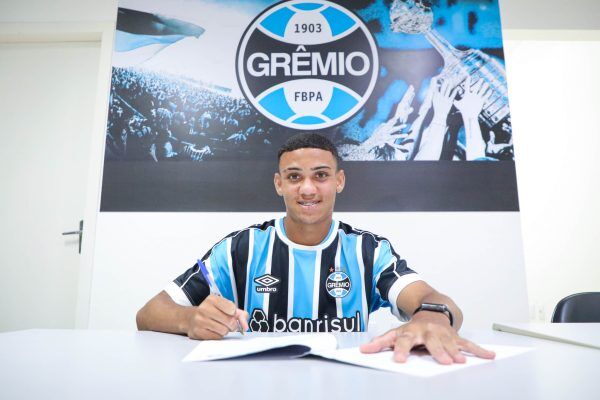 Grêmio renova com promessa da base