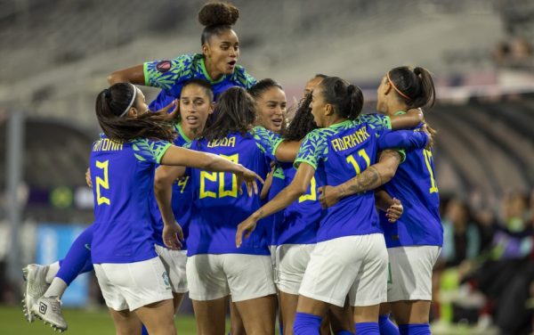 Seleção feminina de futebol vence e se classifica na Copa Ouro