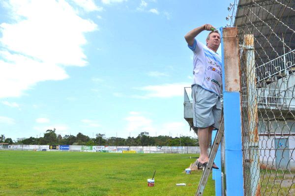 Torcedores promovem mutirão para limpar Arena Alviazul