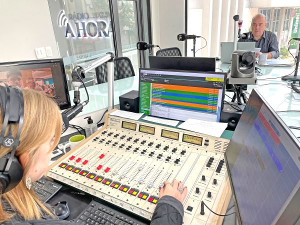 Rádio A Hora comemora quatro anos com presença fortalecida na comunidade