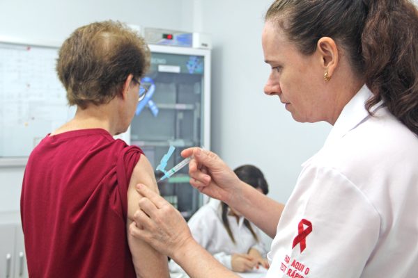 Vacinação tenta conter contágios e internações por gripe