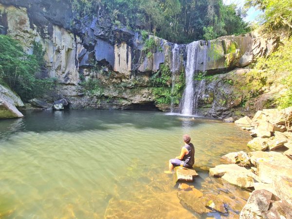 Com águas cristalinas, Cascata Dalmoro atrai turistas em Marques de Souza
