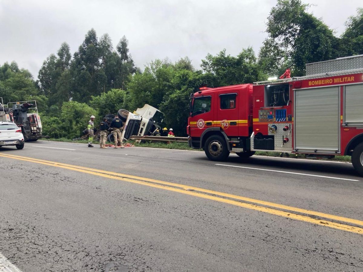 Carreta sai de pista e motorista fica ferido na BR-386, em Pouso Novo